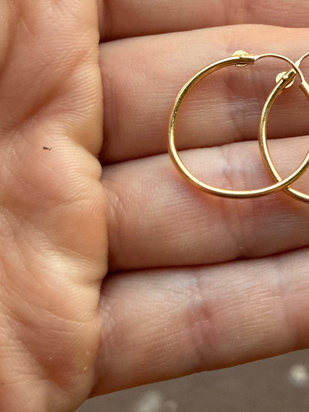 Vintage solid 14k yellow gold hoop earrings - Picture 4 of 10